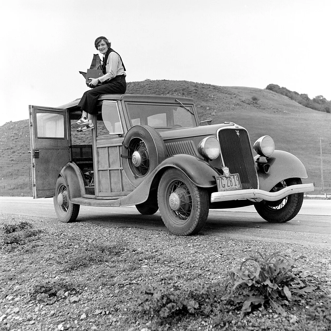 Rondal Partridge 摄，公有领域——Dorothea Lange, 1936（注意：此为摄影师多萝西娅·兰格的工作照，借以讨论'被拍摄者与摄影师'的关系；非《阿富汗少女》相关影像）