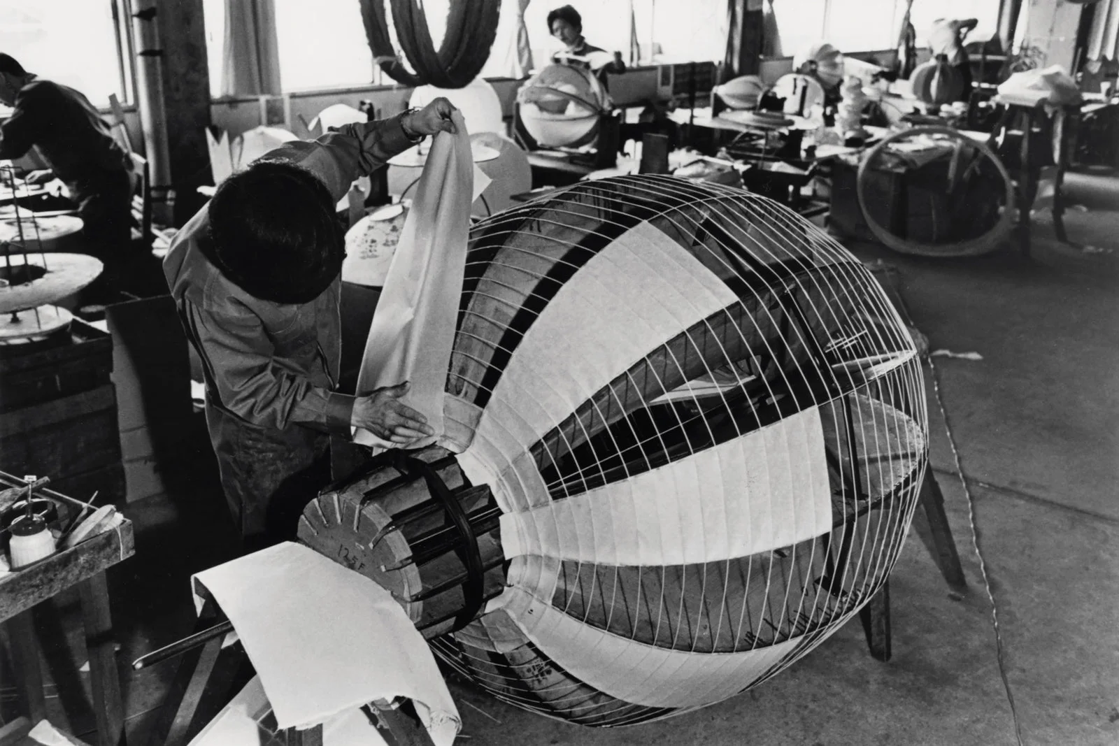 Ozeki 工匠制作 Akari，约 1978 · 摄影 Michio Noguchi · 馆藏 03640 · ©INFGM / ARS