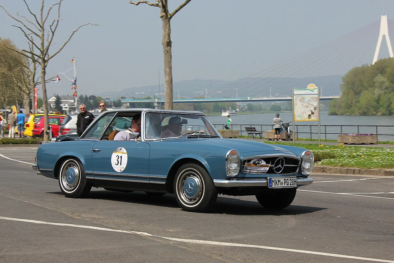 280 SL 白色车身(Lothar Spurzem 摄,2013 年)——230/250/280 三代共用同一车身,仅迭代机械