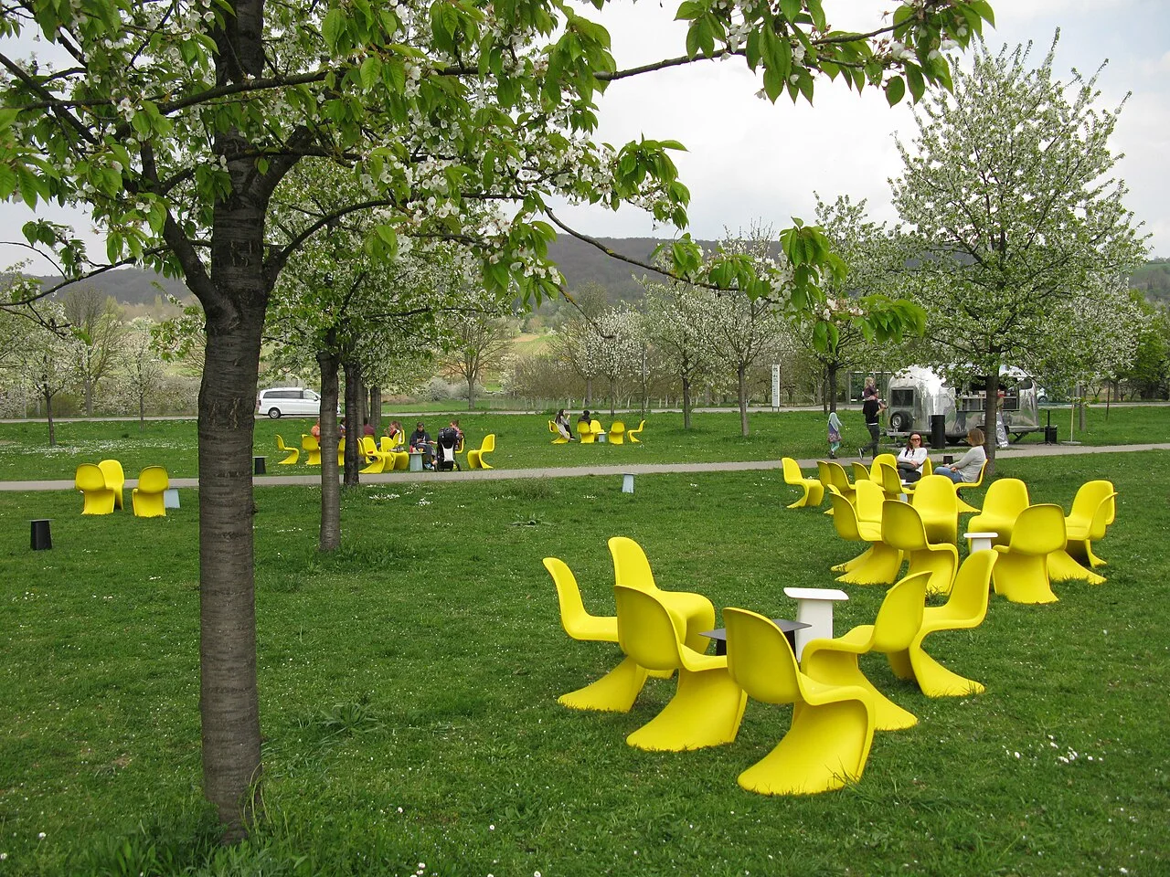 Vitra Haus 前的 Panton 椅群 · 摄影 Andreas Schwarzkopf（CC BY-SA 3.0）