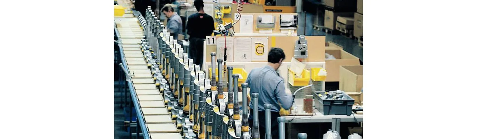 DC01 生产线，1993 年 · Dyson 官方档案，摄影者未单列 · © Dyson