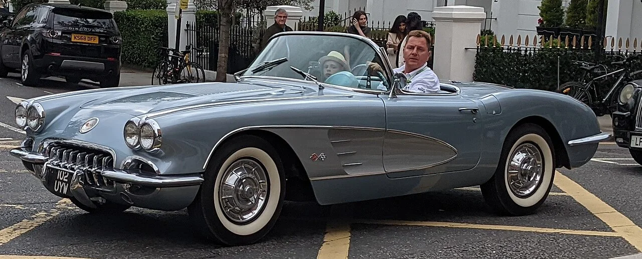 1958 年款 Corvette——注意这是后期改款：四灯前脸、仿百叶窗式发动机盖，与 1953 年原形已相去甚远