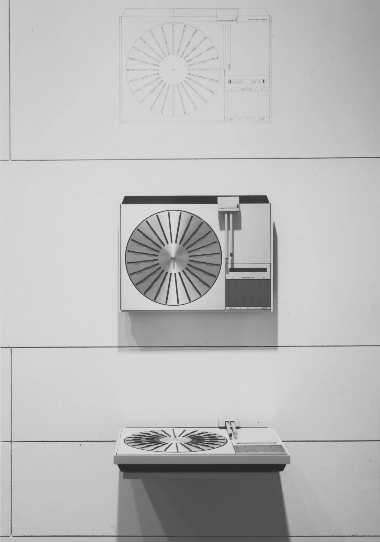 B&O 档案拼图：设计草图、俯视与侧向产品图。 © Bang & Olufsen。