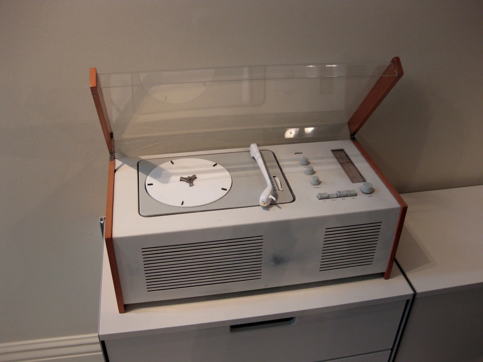 Braun SK 4.1（SK 4 的后续型号）在陈列中。With Associates 摄，CC BY-SA 2.0，经 Wikimedia Commons。