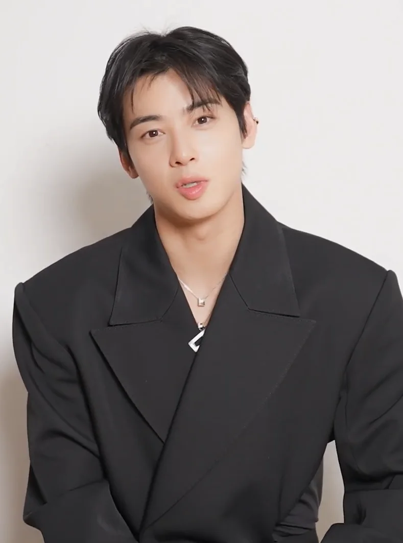 Marie Claire Korea 2025年3月刊（另一帧）· CC BY-SA 4.0；同一刊物拍摄的不同画面，可用于比较取景选择