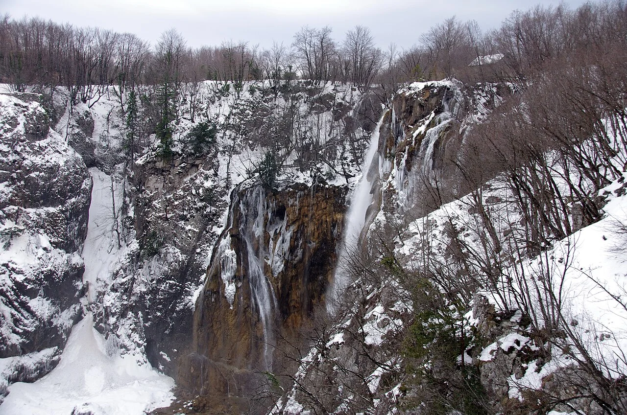 Veliki slap大瀑布，三月下旬的历史照片；画面可见积雪。 摄影：Donald Judge from England；CC BY 2.0。