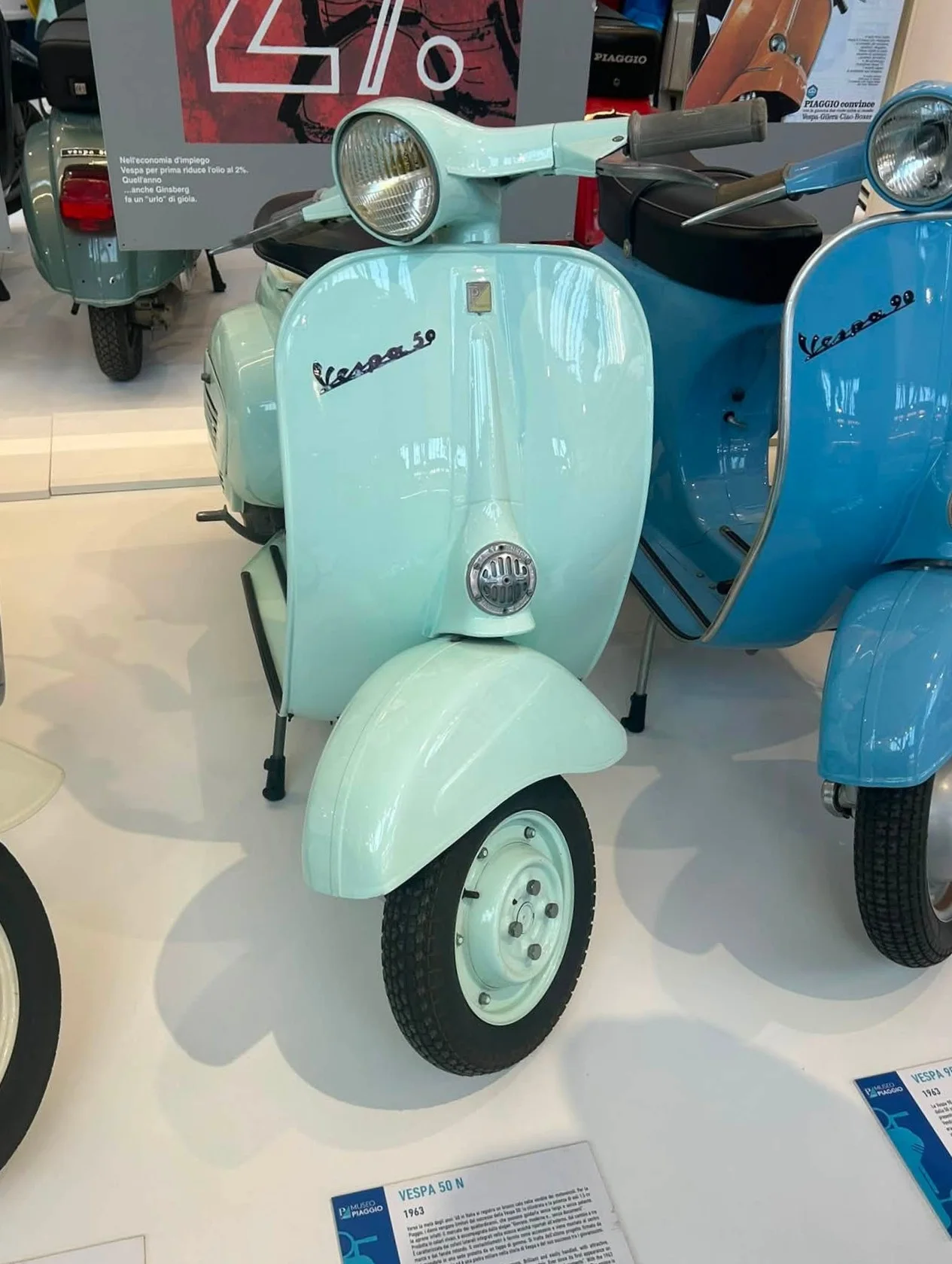 1963 年 Vespa 50 N，'小黄蜂'——为青少年市场缩小的图标 · 图像文件署名：Guzzista76；CC BY-SA 4.0；网页缩放，原始文件保留。