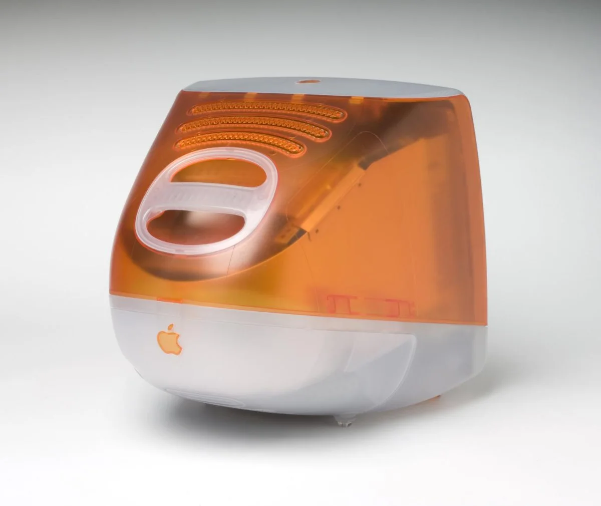 费城艺术博物馆所藏后续橙色 iMac 的后侧视图；非 1998 年 Bondi Blue 首发配色。 Philadelphia Museum of Art。