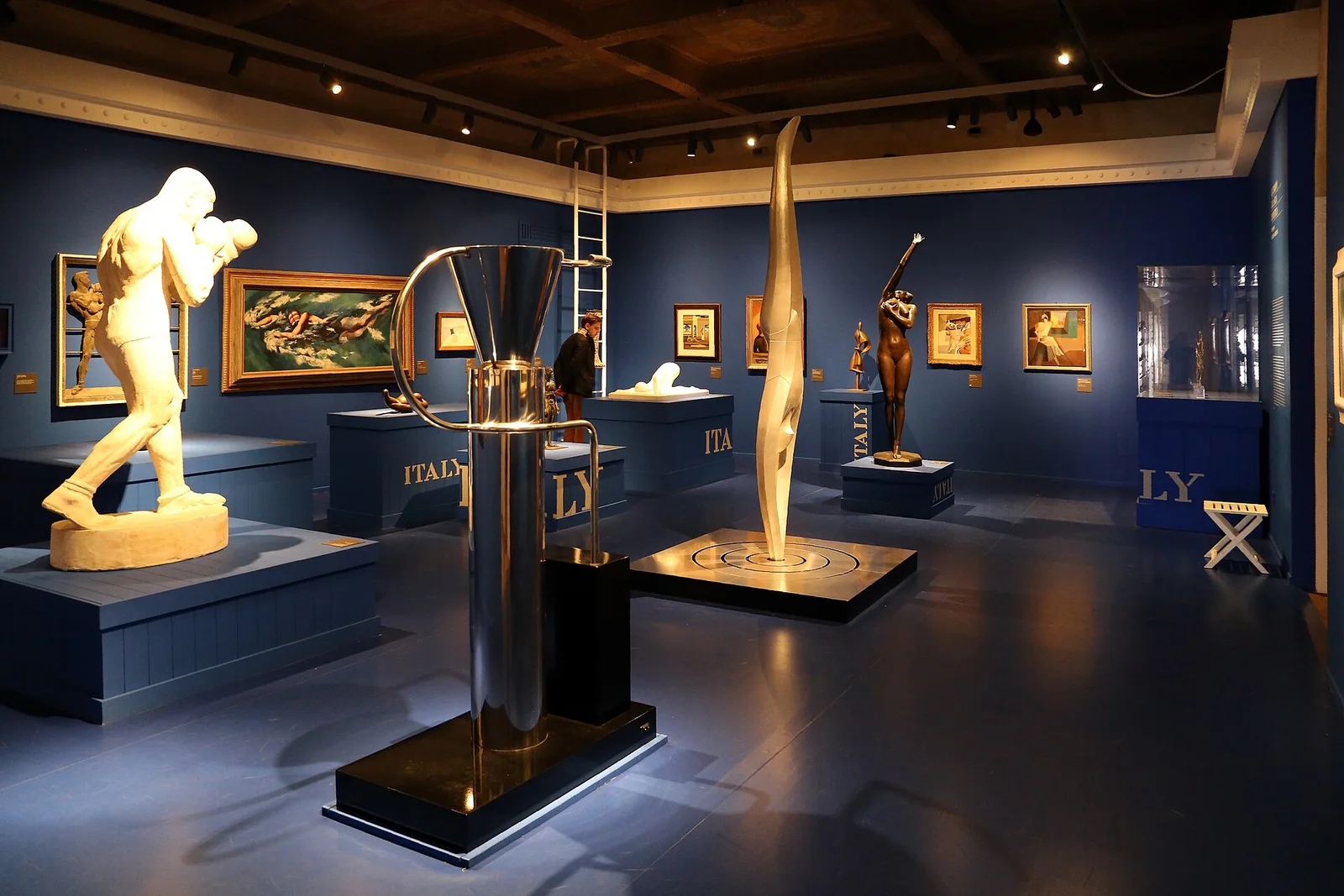 菲拉格慕博物馆」1927：重返意大利「主题展。公司1927年成立于佛罗伦萨，1938年购入 Spini Feroni 宫为总部。