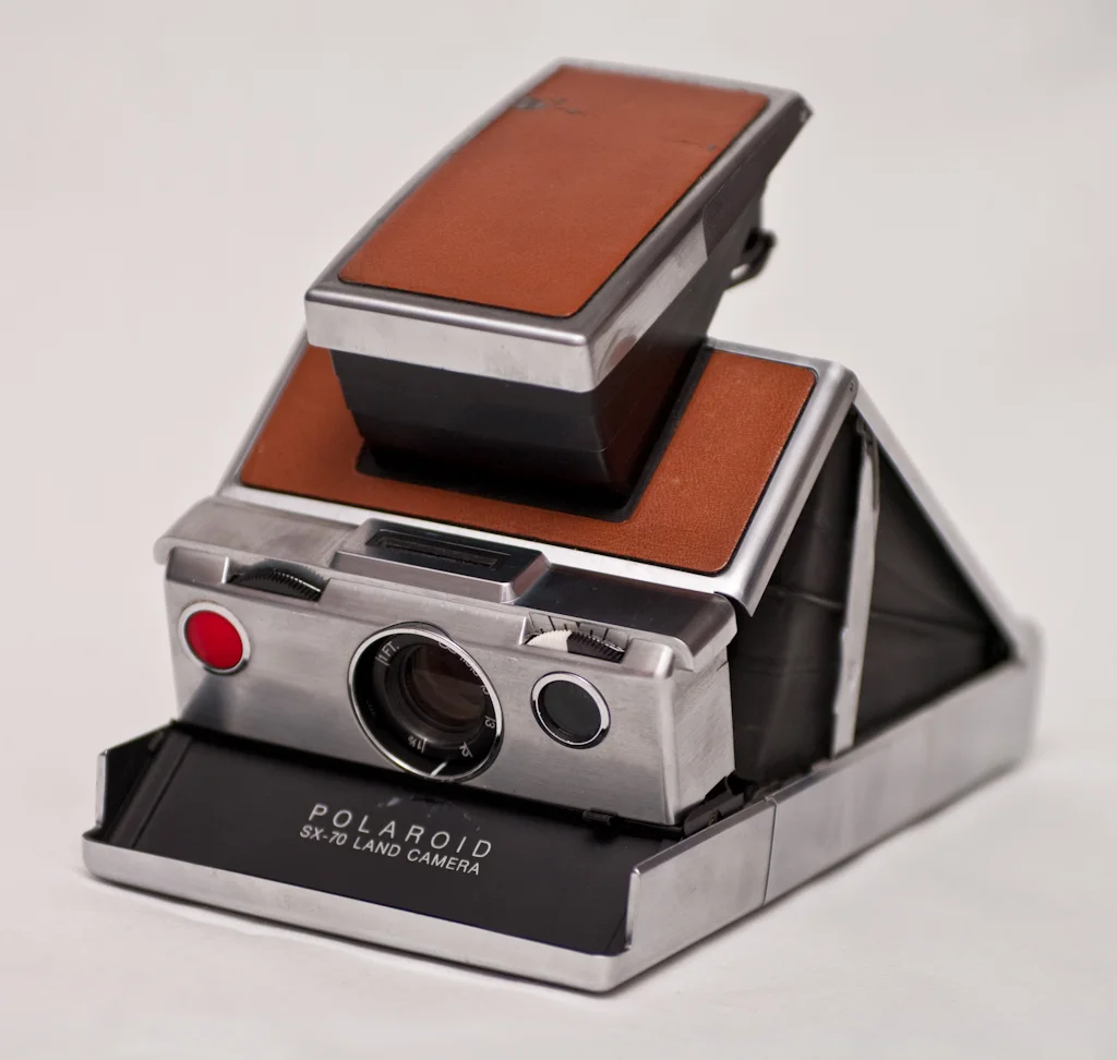 SX-70 与它拍出的照片：Land 的公司把「研究-产品-市场」压成了同一条流水线。