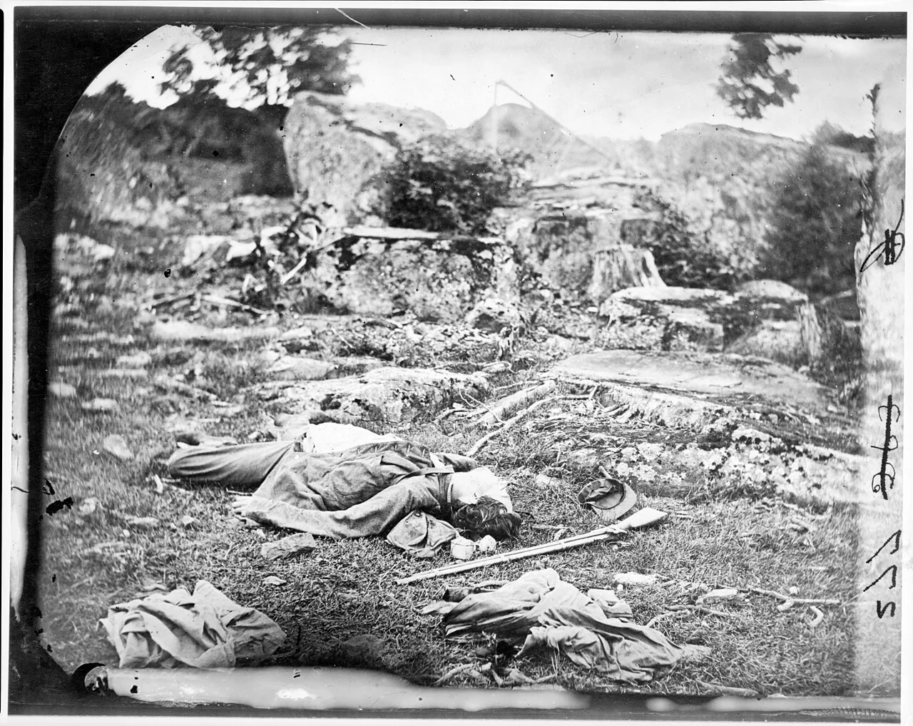 《魔鬼洞中的南军士兵遗体》（另一视角），加德纳，1863 年。Public domain（Wikimedia Commons）。