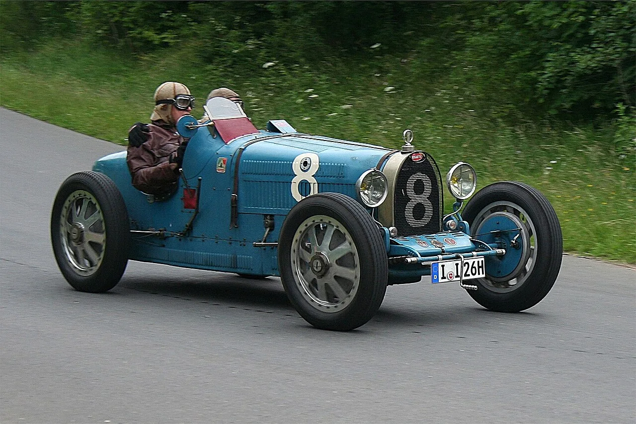 35B 于南环赛道(Lothar Spurzem 摄,2008 年)——直列八缸与滚珠轴承曲轴支撑高转速
