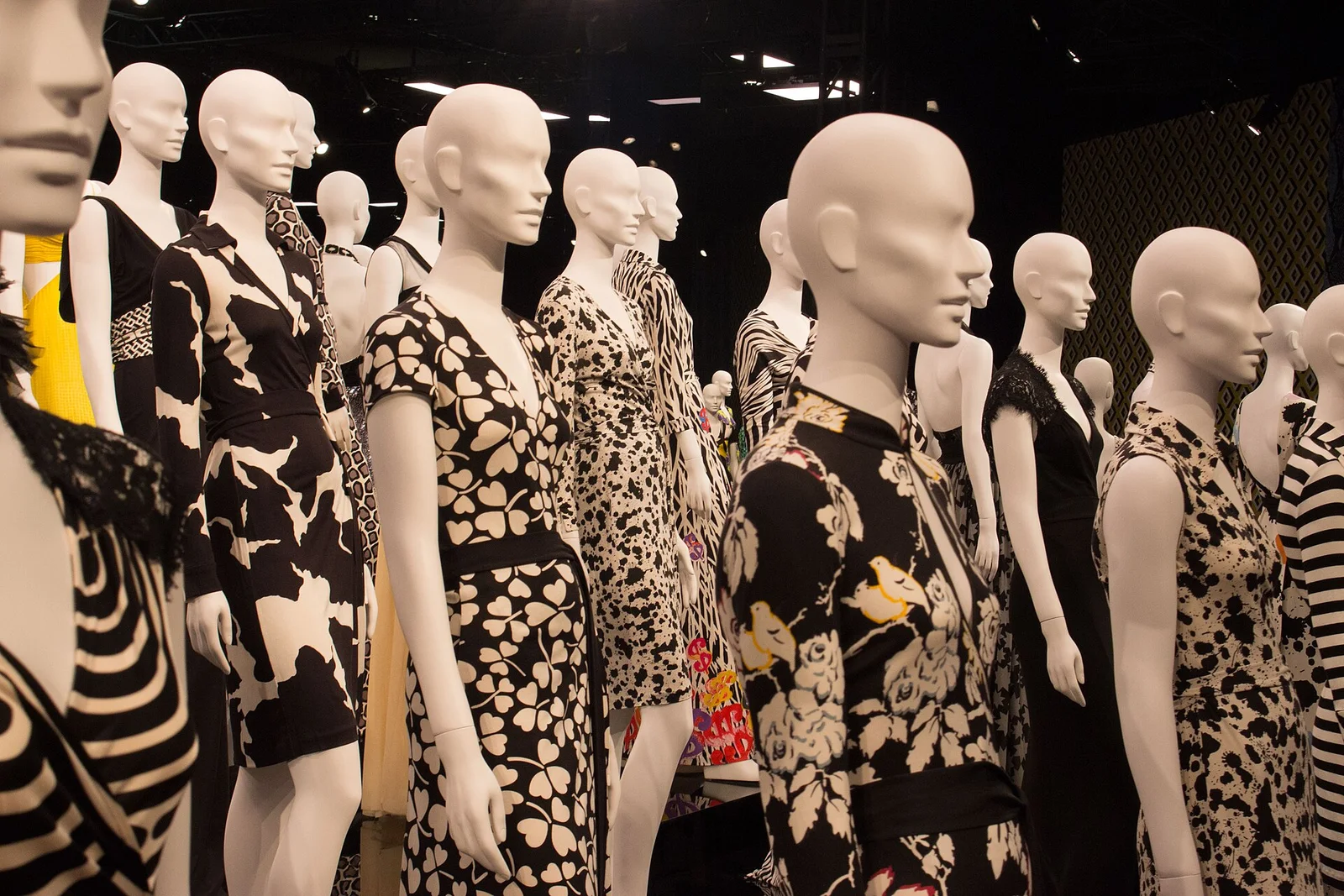 LACMA 展出的裹身裙。1974年《WWD》首发广告口号是「Feel like a woman, wear a dress!」 · 图像文件署名：Bruce Monroe；CC BY-SA 2.0；网页缩放，原始文件保留。