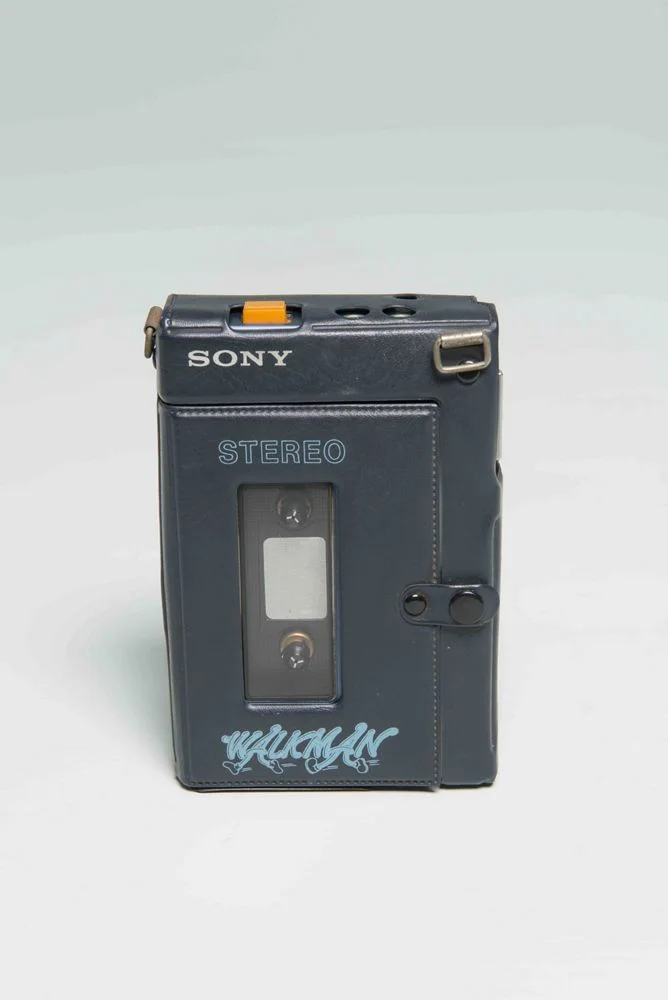 正面藏品照：磁带窗、蓝色面板与银色边框。 M+, Hong Kong · © Sony Corporation。