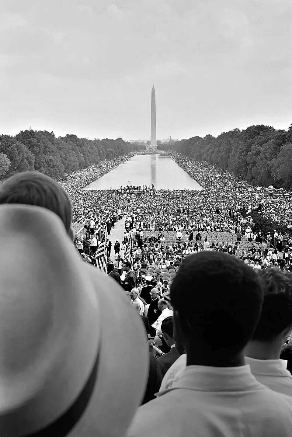1963年华盛顿大游行的历史照片；公共行动由许多人共同完成。 · Warren K. Leffler · Public domain · 网页等比例缩放展示