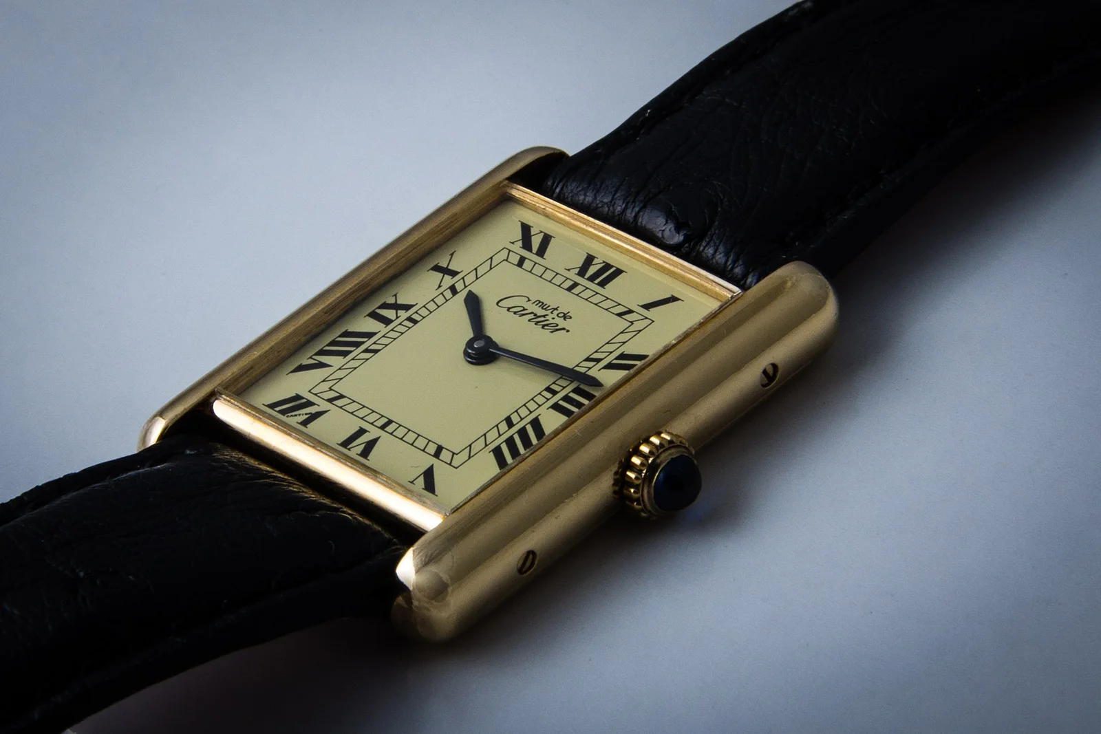 Les Must de Cartier Tank，罗马数字与铁路式刻度圈清晰可辨。