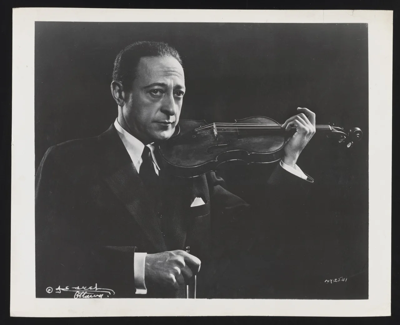 Yousuf Karsh 摄，公有领域——Portrait of Jascha Heifetz, 1941（注意：此为卡什 1941 年另一肖像代表作，非丘吉尔那张）