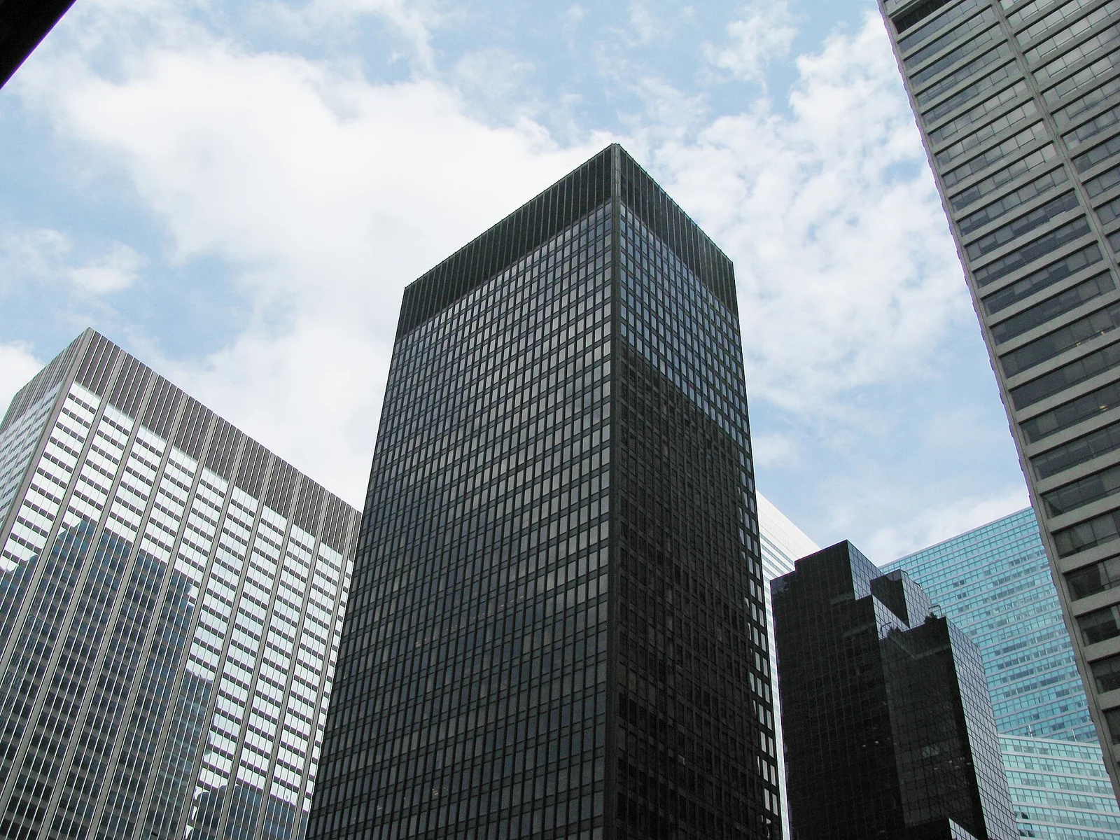 大厦街景关系 · Wikimedia Commons，jphilipg from Montréal, Canada，CC BY 2.0
