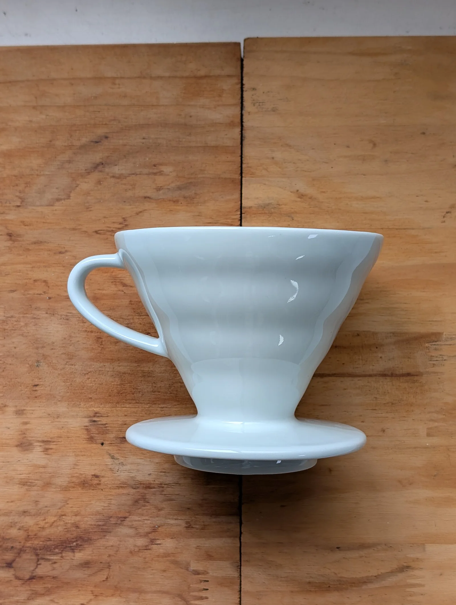 Hario V60 陶瓷滤杯，同一几何在另一种材质上的复现。 · 图像文件署名：Honmingjun；CC BY-SA 4.0；网页缩放，原始文件保留。
