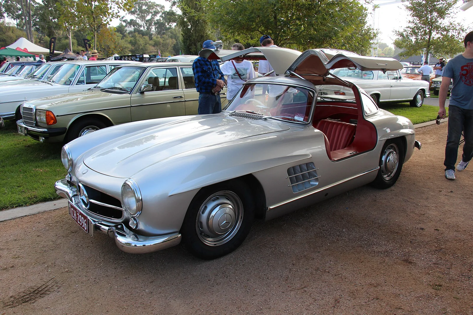 1956 年款 300 SL 鸥翼轿跑，鸥翼开启状态的完整车身 · 图像文件署名：Sicnag；CC BY 2.0；网页缩放，原始文件保留。