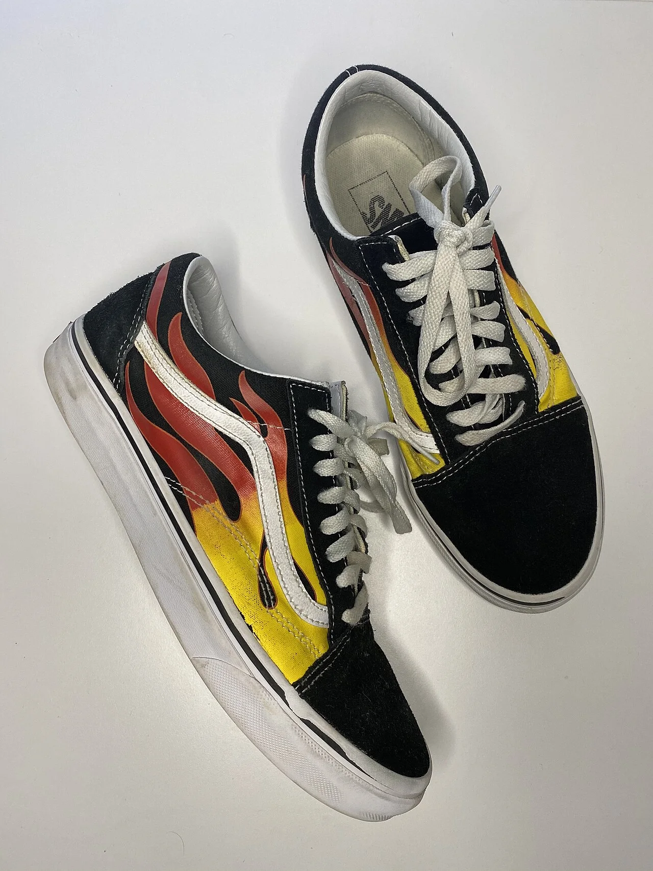Vans Old Skool 鞋款实拍。 · 图像文件署名：William Mucci；CC BY-SA 4.0；网页缩放，原始文件保留。