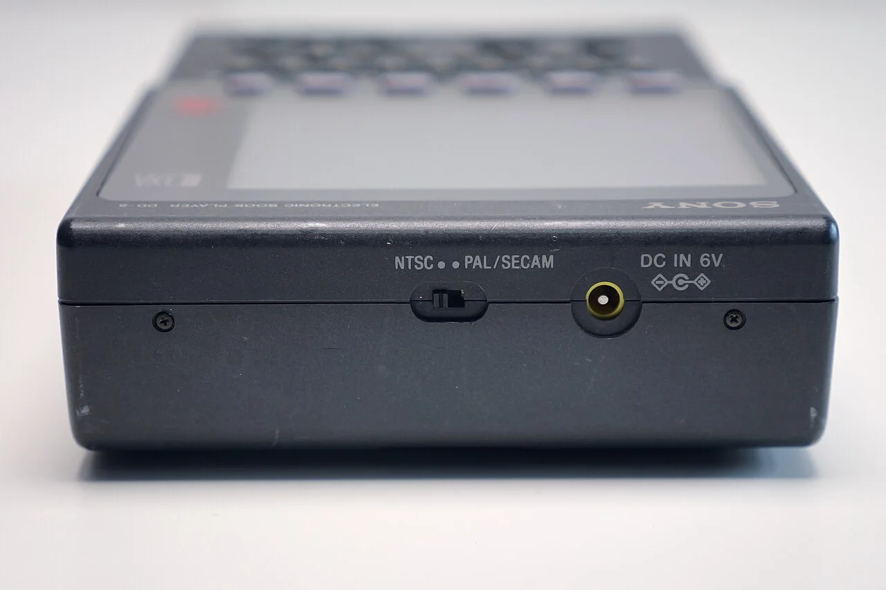 DD-8 顶面：展开后可见完整的 QWERTY 检索键盘。 ThisDoesNotCompute / Wikimedia Commons, CC BY 4.0。 · 图像文件署名：ThisDoesNotComp；CC BY 4.0；网页缩放，原始文件保留。