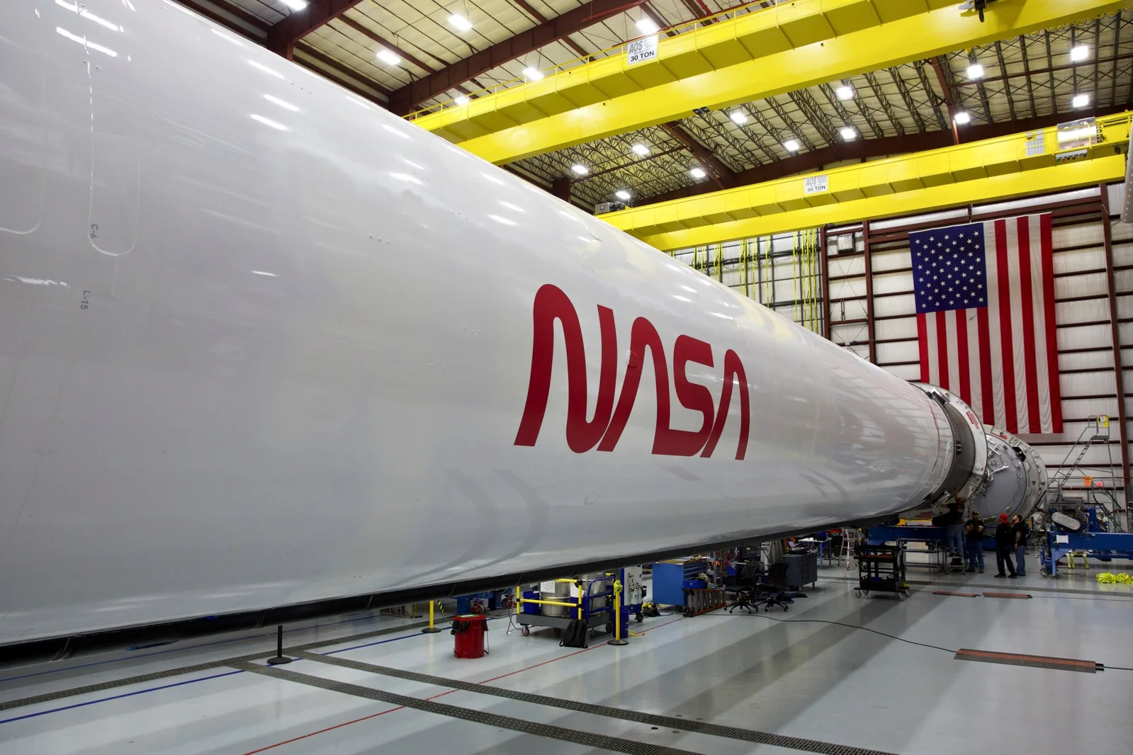 Demo-2 任务 Falcon 9 箭体上的 Worm · 摄影/图源 SpaceX，经 NASA 2020 年文章发布