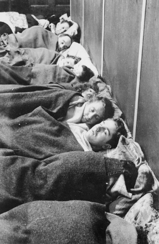 Bill Brandt 摄，公有领域——伦敦地铁避难所，1940 年 11 月