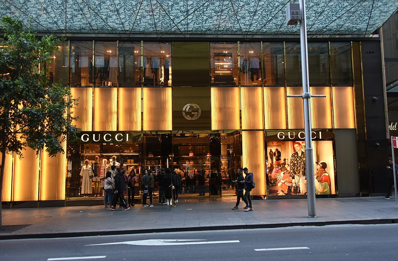 古驰门店外观。竹节包历经家族内斗、品牌稀释与多次创意总监更迭而持续在售,符号寿命远超任何一位设计师的任期。 · 图像文件署名:Sardaka;CC BY-SA 4.0;网页缩放,原始文件保留。