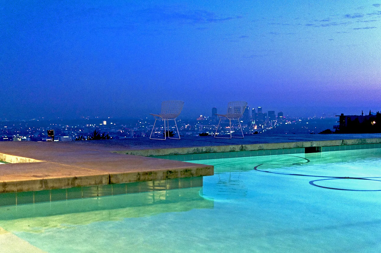 客厅一角：沙发、泳池与城市夜景同框 · 图像文件署名：mbtrama from Upland, CA, USA；CC BY 2.0；网页缩放，原始文件保留。