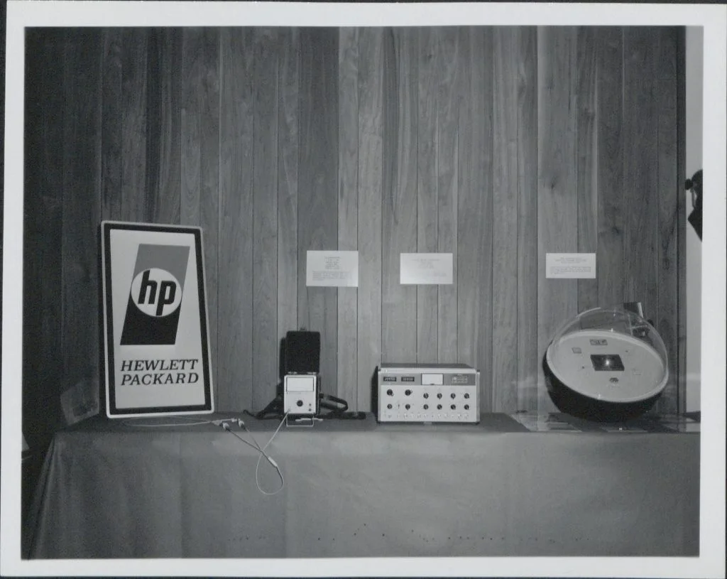 HP档案馆所标注的约1967年标志：圆形小写hp、外围几何与完整公司名称；图像版权及署名见来源，个人摄影者未单列。来源页保留版权；未发现开放转载许可。仅本地研究预览，公开发布前须另行核权。