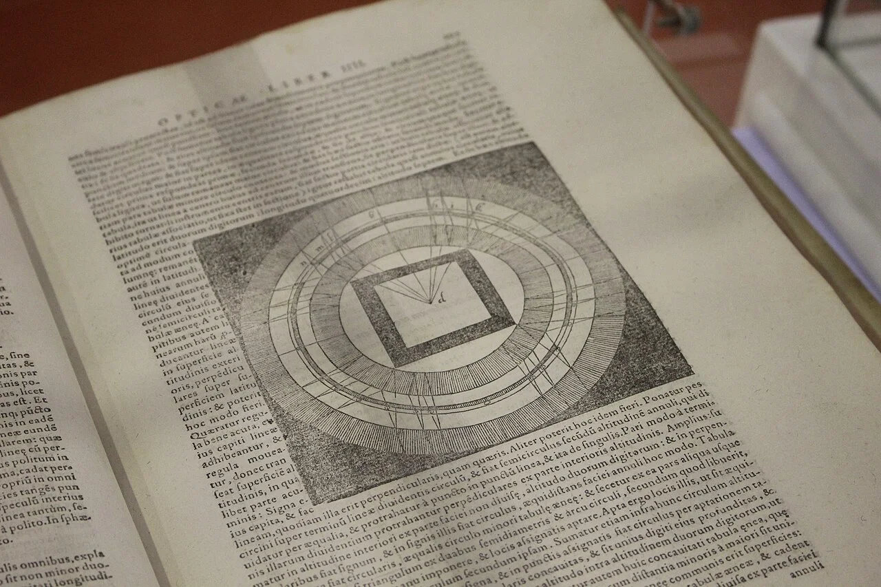 1572 年版《光学书》抄本页面，图为其中的几何图示。 · ActuaLitté · CC BY-SA 2.0 · 网页等比例缩放展示