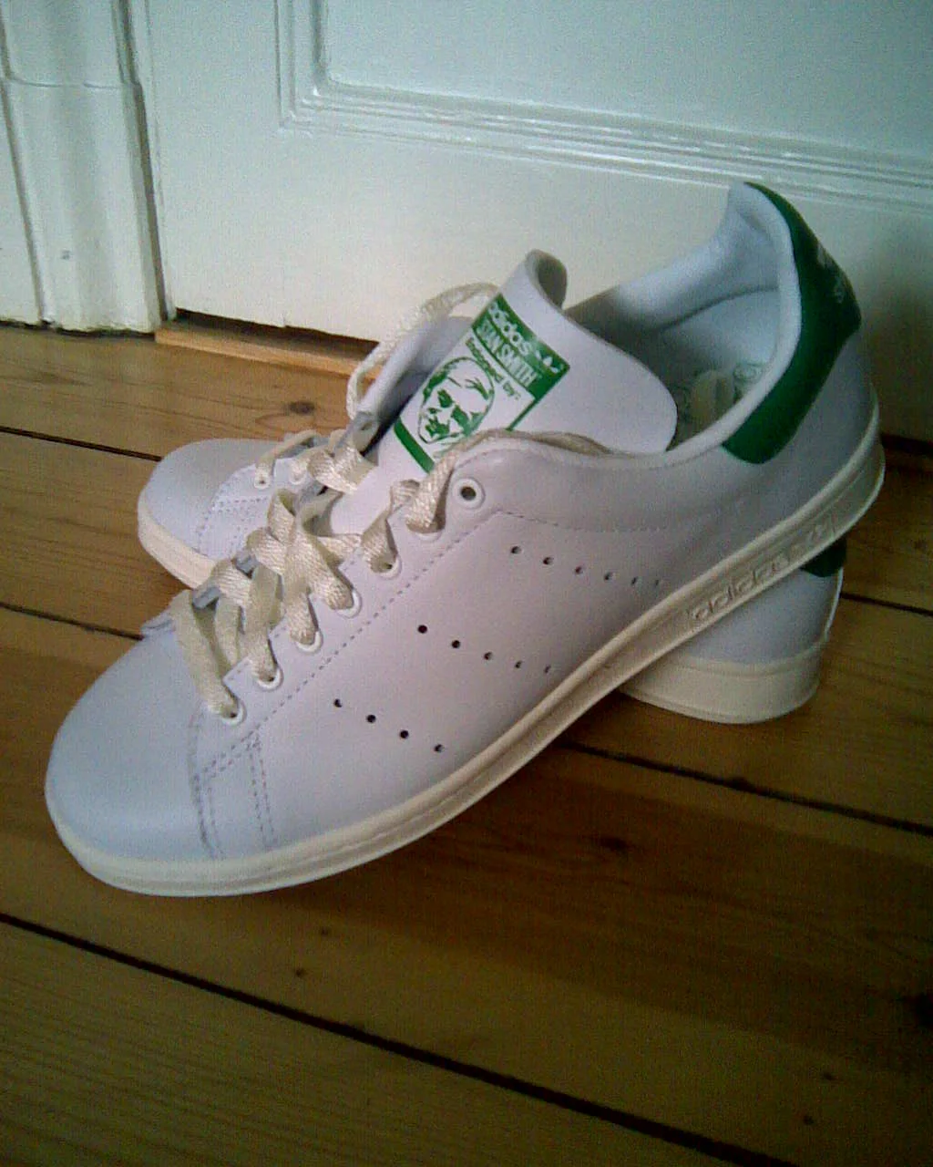 Stan Smith 80s复刻版。1973-1978年间，这双鞋的鞋舌上同时印着Stan Smith的肖像和'Haillet'字样。 · 图像文件署名：Tohlsson；CC BY-SA 3.0；网页缩放，原始文件保留。