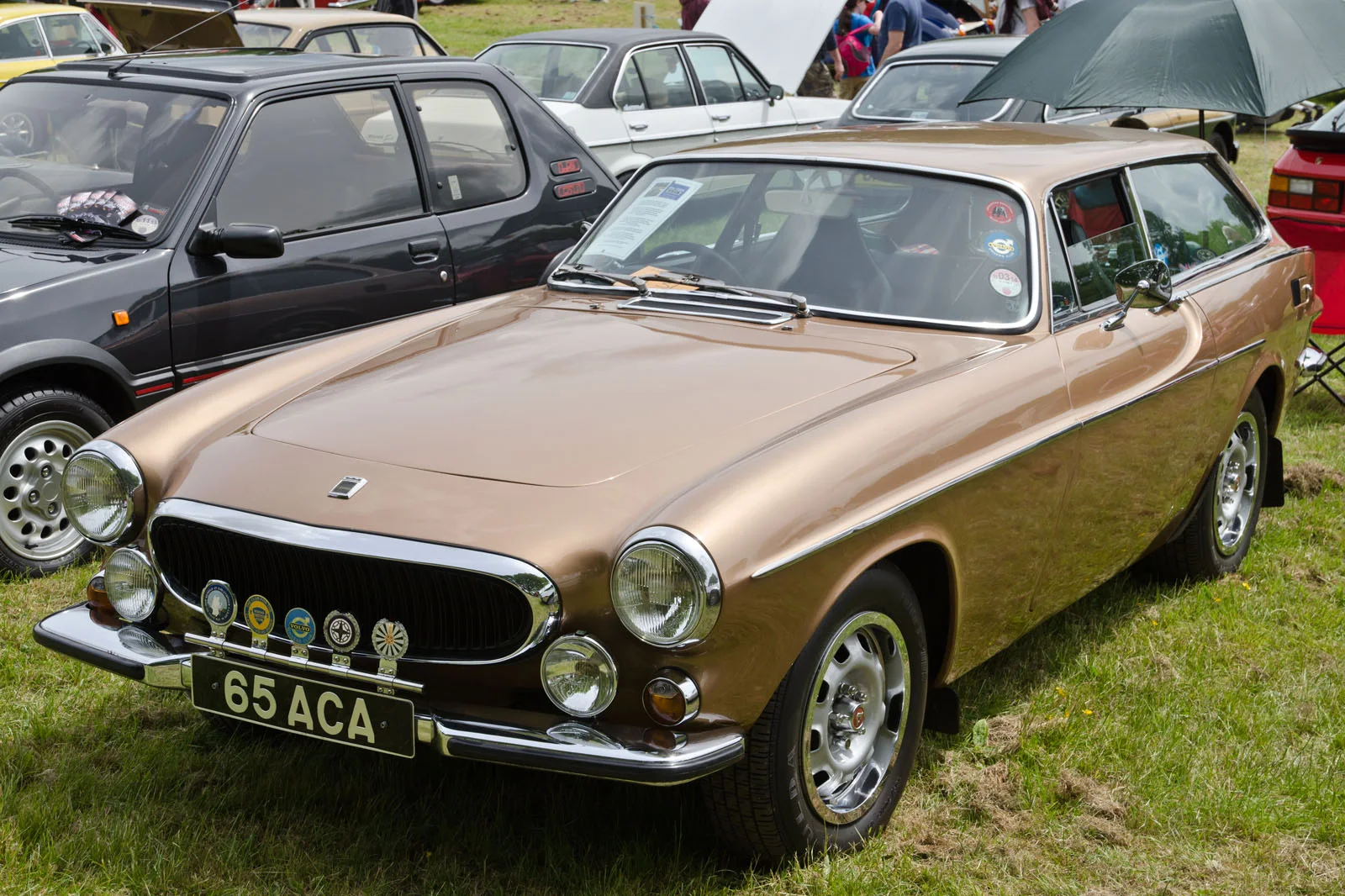 1972 年 1800ES：无框全玻璃尾门的 shooting brake，后座放倒即是平整载物台 · 图像文件署名：SG2012；CC BY 2.0；网页缩放，原始文件保留。