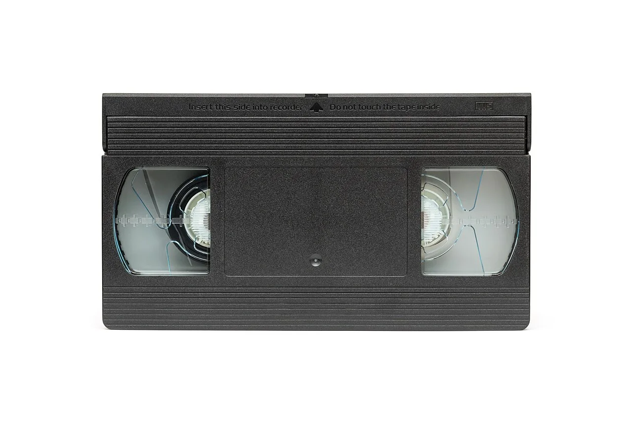 VHS 盒式磁带（E-30）正面。图：LoMit / Wikimedia Commons，CC BY-SA 4.0。图中为后期常规 VHS 磁带，非 1976 年原装带，仅用于展示盒带形制。