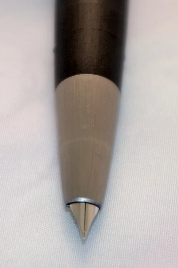 Lamy 2000 笔尖特写：14K 镀铂金笔尖半掩于笔握之后 · 图像文件署名：Vincent Ignace；CC BY-SA 3.0；网页缩放，原始文件保留。