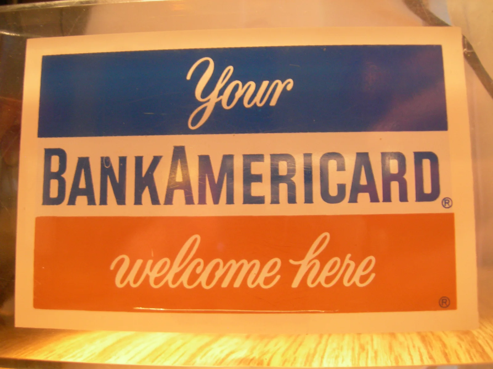 BankAmericard 招牌照片：Visa 前身「不请自来的卡」的实物影像。公有领域照片