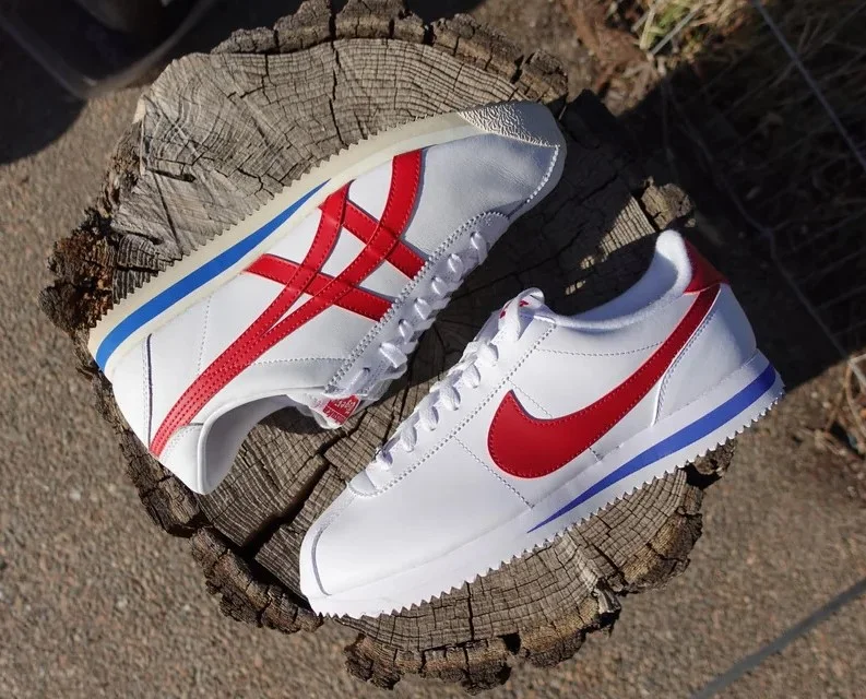 Onitsuka Corsair（左）与Nike Cortez（右）的对比照片。1974年Nike赢得Cortez名称权后，Onitsuka的同源鞋款改名为Corsair。 · 图像文件署名：LeDroider；CC BY-SA 4.0；网页缩放，原始文件保留。
