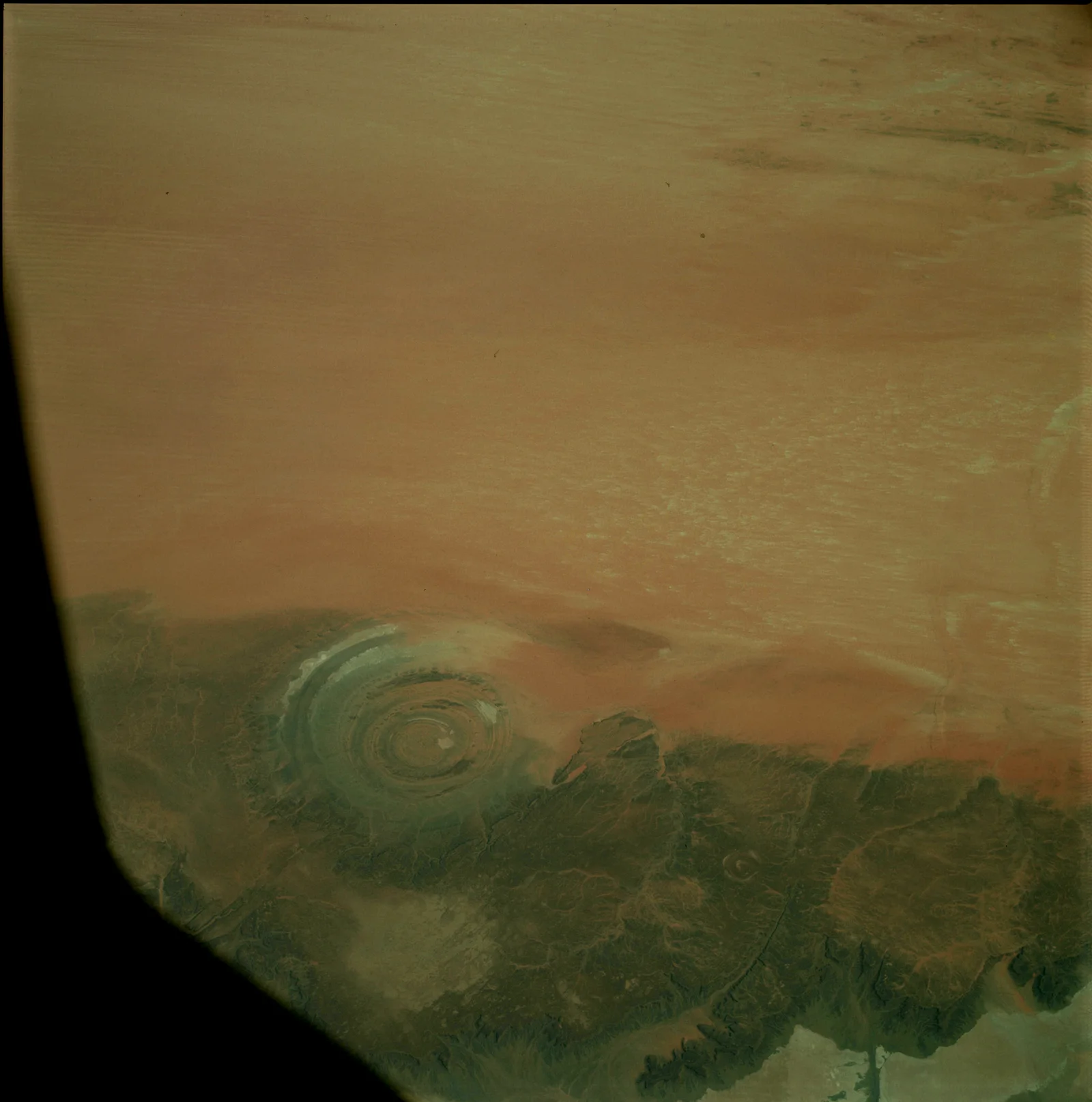James Stuby 基于 NASA 阿波罗 9 号影像处理（Wikimedia Commons），公共领域