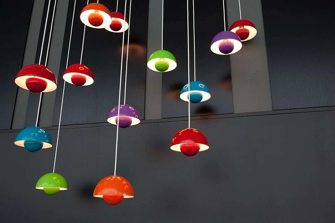 Panton 的 Flowerpot 在公共空间成组使用 · Lars Plougmann 摄 · CC BY-SA 2.0——现代场景照