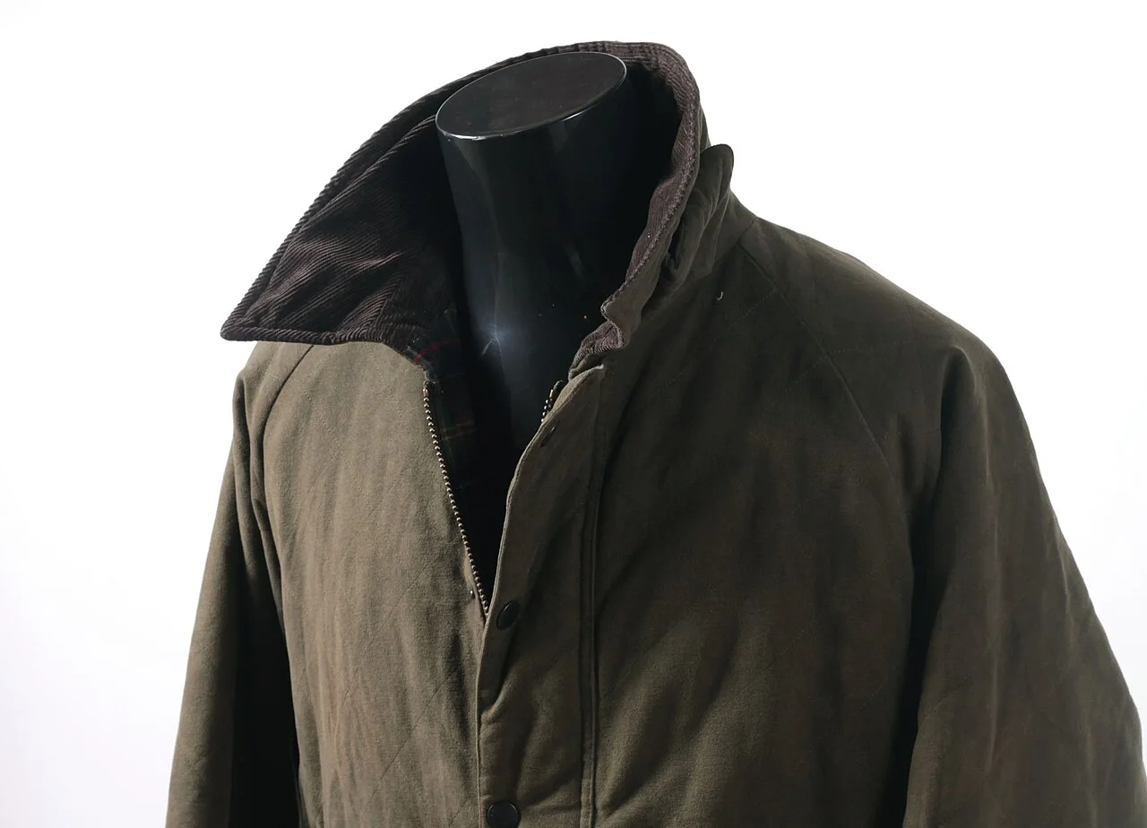 绿色 Barbour Endurance 蜡棉夹克。 · 图像文件署名：Robert Sheie, Menswear Market；CC BY 2.0；网页缩放，原始文件保留。