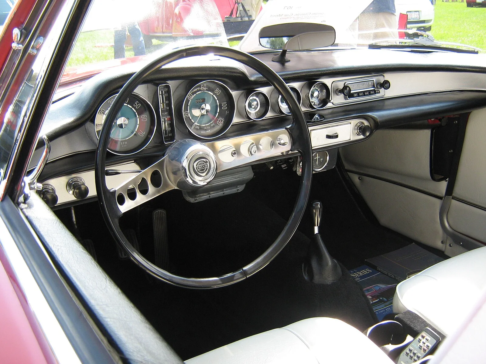 1966 年 P1800 的车舱：为长途 GT 准备的仪表与驾驶姿态 · 图像文件署名：dave_7 from Lethbridge, Canada；CC BY-SA 2.0；网页缩放，原始文件保留。
