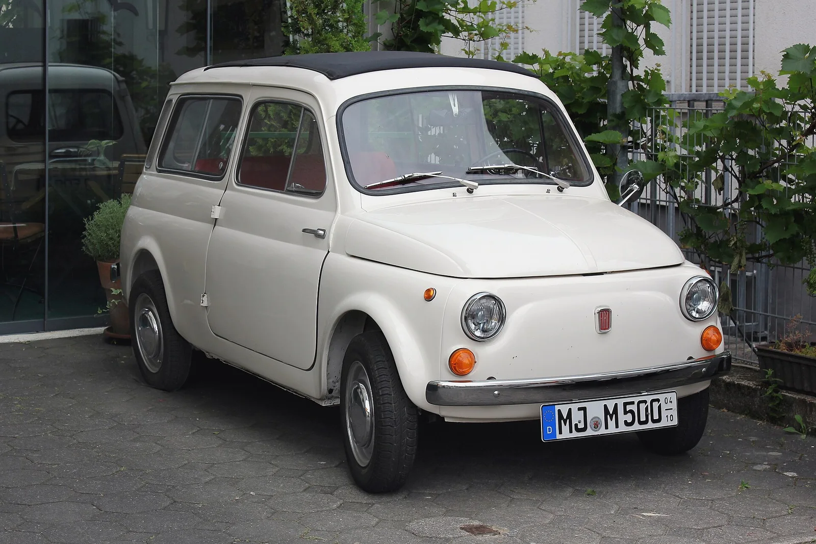 1969 年 Fiat 500 Giardiniera 旅行版，发动机藏于尾厢地板之下 · 图像文件署名：Lothar Spurzem；CC BY-SA 2.0 de；网页缩放，原始文件保留。