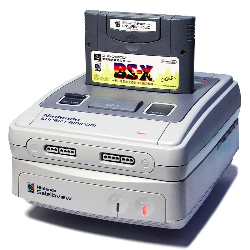 Satellaview 卫星调制解调器外设与 Super Famicom 主机。图为 Muband 摄 / Wikimedia Commons，CC BY-SA 3.0。此为仅在日本发售的外设（1995年4月23日至2000年6月30日运营），从未在海外上市。