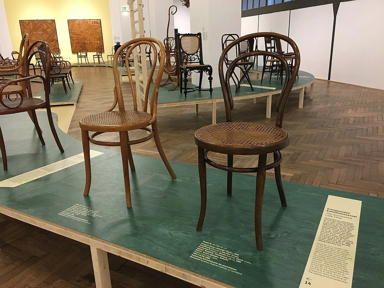 Thonet 14 号椅 · 维也纳工艺美术博物馆（MAK）馆藏陈列 · 摄影 Gryffindor（CC0）