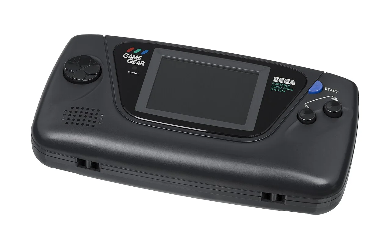 Game Gear 另一角度。Master System 同源的硬件，让移植容易，也让原创稀少。 Evan-Amos / Wikimedia Commons（公有领域）。 · 图像文件署名：Evan-Amos；Public domain；网页缩放，原始文件保留。