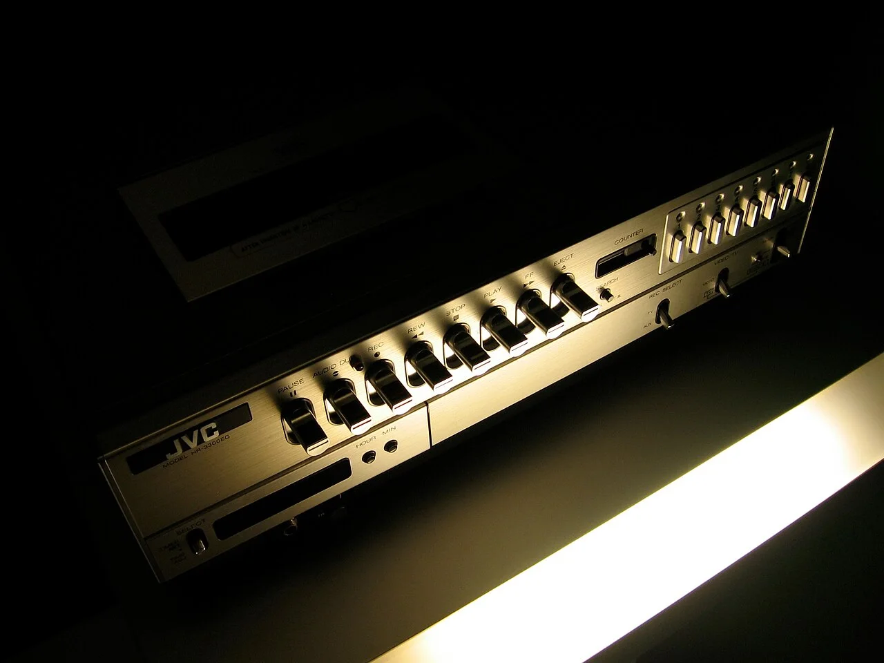 欧洲版 JVC HR-3300EG 整机。图：Marcin Wichary / Wikimedia Commons，CC BY 2.0。此为 HR-3300 的欧版变体 HR-3300EG，非 1976 年日本首发原版。