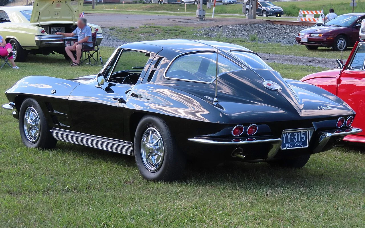 1963 年 Sting Ray Sport Coupe 尾部（MercurySable99 摄，2024 年车展）——独立后悬挂与造型在同一次换代中落地