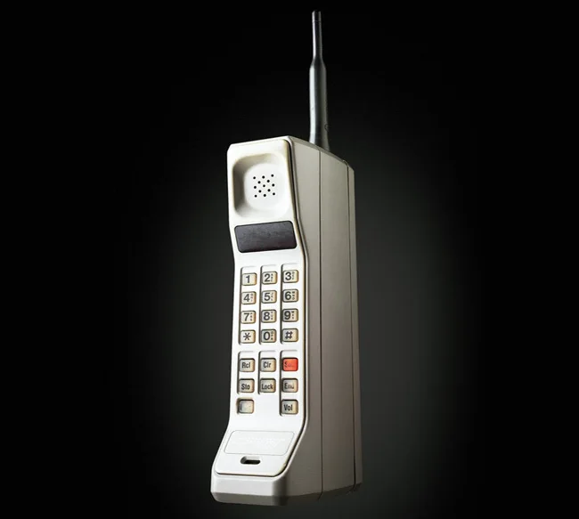 DynaTAC 8000X 渲染图：LED 显示屏与天线是其最显著的两件「外部器官」。 Avicente05 / Wikimedia Commons, CC BY-SA 4.0。 · 图像文件署名：Avicente05；CC BY-SA 4.0；网页缩放，原始文件保留。