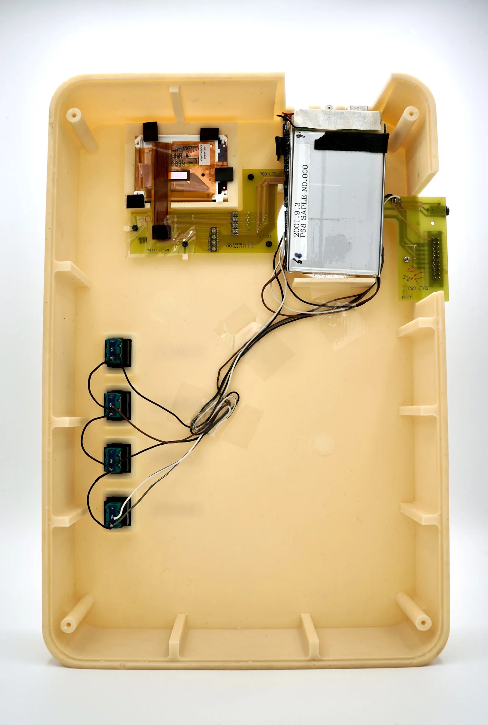 同一开发原型拆开后的内部，可见 2001.9.3 标签与 JTAG 板 · Panic 档案；未单列摄影者，版权保留